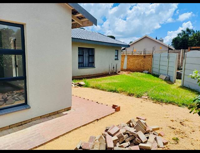 4 BEDROOM FREEHOLD FOR SALE IN BRACKENHURST